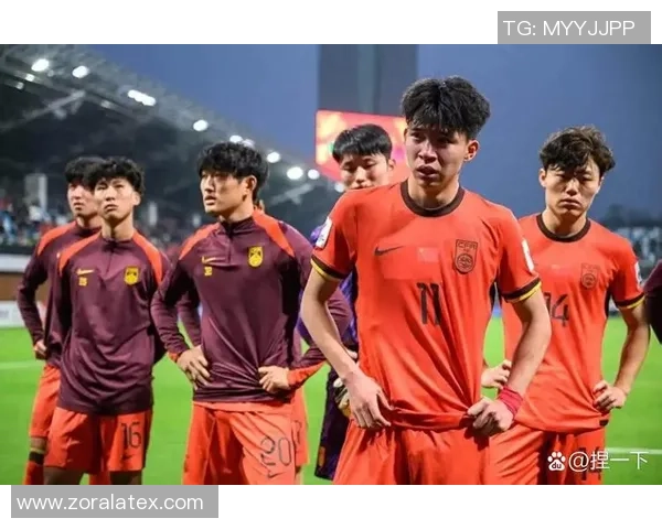 足球传奇齐聚一堂明星合影展现球场荣耀与友谊的瞬间