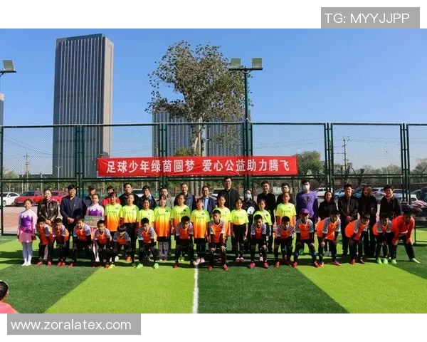 用足球传递希望与力量共同抗击癌症的勇气与决心 用足球传递希望与力量共同抗击癌症的勇气与决心